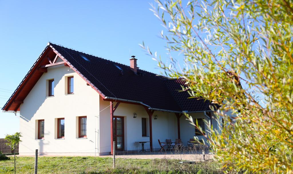 Отель Penzion Recall Troskovice Экстерьер фото